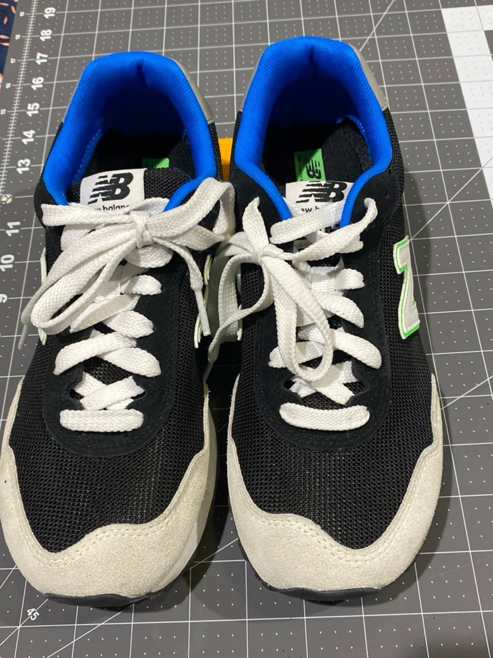 New Balance Men’s Black Sneakers with Gray, Blue & Neon Green Accents Size 7 - Picture 3 of 8